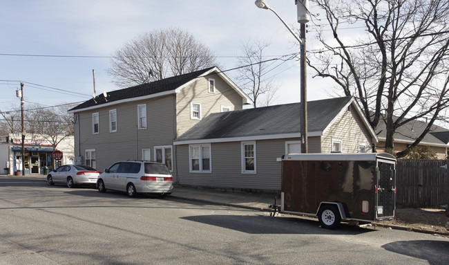 111 Carleton Ave in Central Islip, NY - Foto de edificio - Building Photo