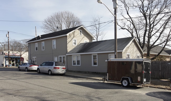 111 Carleton Ave in Central Islip, NY - Building Photo - Building Photo