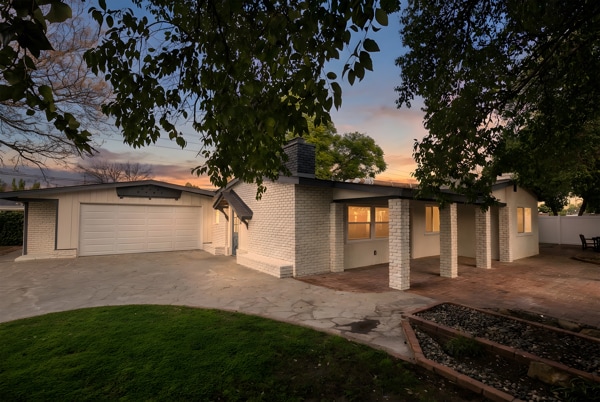 8666 Keokuk Ave in Winnetka, CA - Foto de edificio - Building Photo