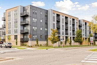 Rya Apartments in Richfield, MN - Foto de edificio - Building Photo