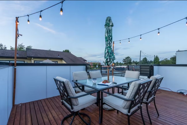 8839 Midvale Ave N in Seattle, WA - Foto de edificio - Building Photo