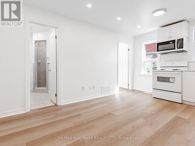 8 Redwood Ave in Toronto, ON - Building Photo - Building Photo