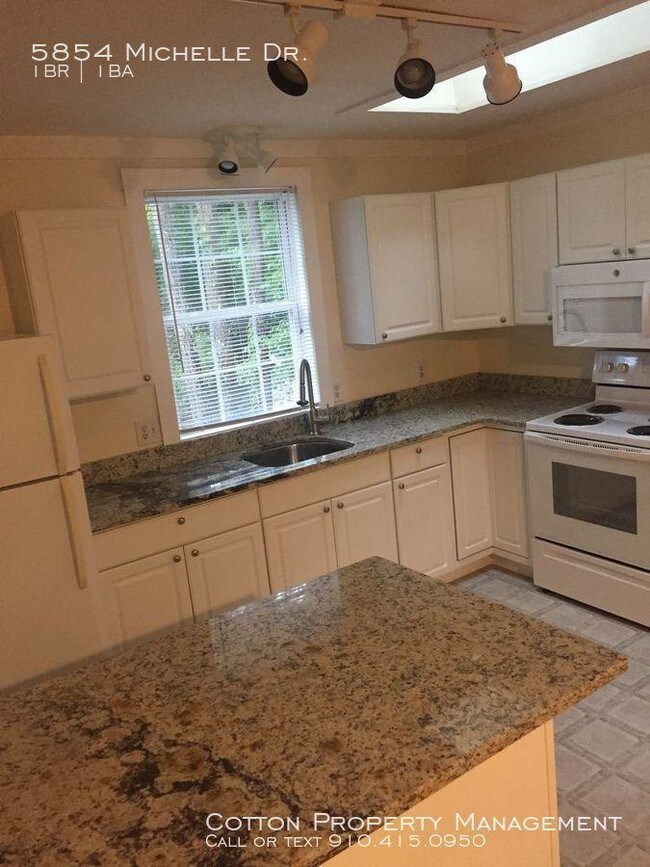 5854 Michelle Dr-Unit -A in Wilmington, NC - Foto de edificio - Building Photo