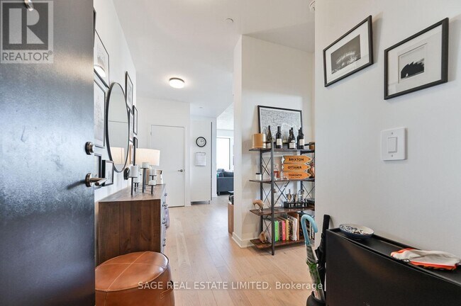 2720 Dundas St W in Toronto, ON - Building Photo - Building Photo