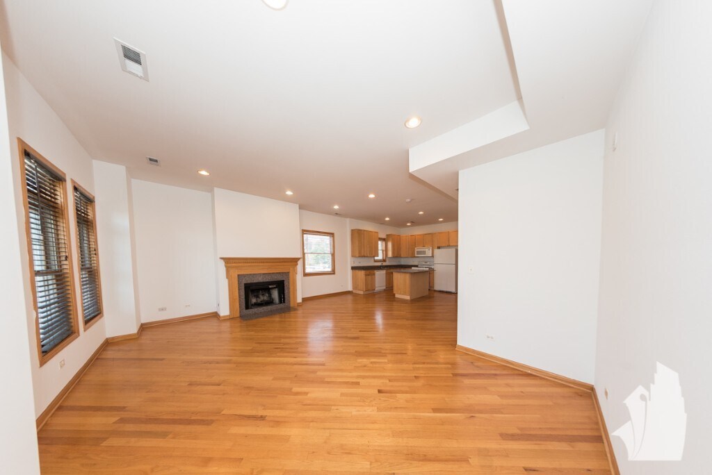 2741 N Southport Ave, Unit 2741 1 N in Chicago, IL - Building Photo