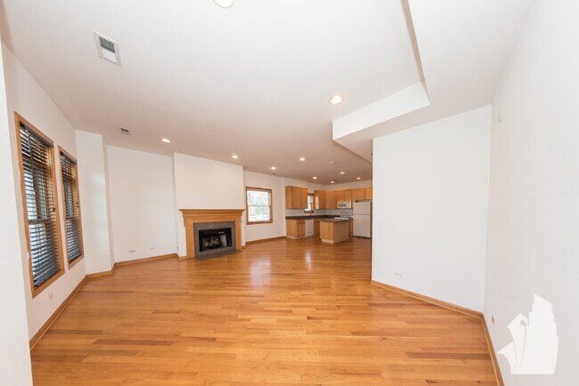 2741 N Southport Ave, Unit 2741 1 N