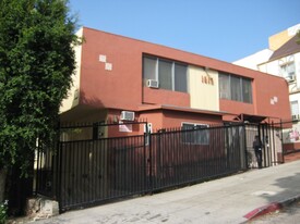 1819 N. Ivar Avenue, Apartamentos