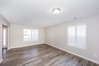 8308 Milam Loop in Fairburn, GA - Foto de edificio - Building Photo