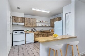 Colonial Oaks Apartments in Gainesville, FL - Building Photo - Building Photo