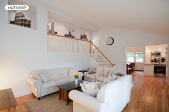 96 Wainscott NW Rd in Wainscott, NY - Building Photo - Building Photo