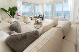 848 Brickell Key Dr, Unit APT 1601 in Miami, FL - Building Photo - Building Photo