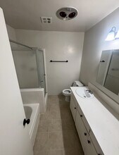 1626 N Poinsettia Pl in Los Angeles, CA - Foto de edificio - Building Photo