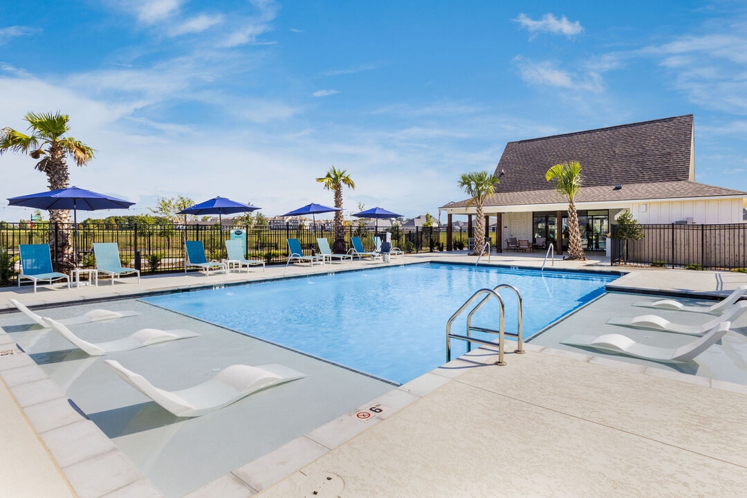 Cottages at Sugar Mill Pond in Youngsville, LA - Foto de edificio