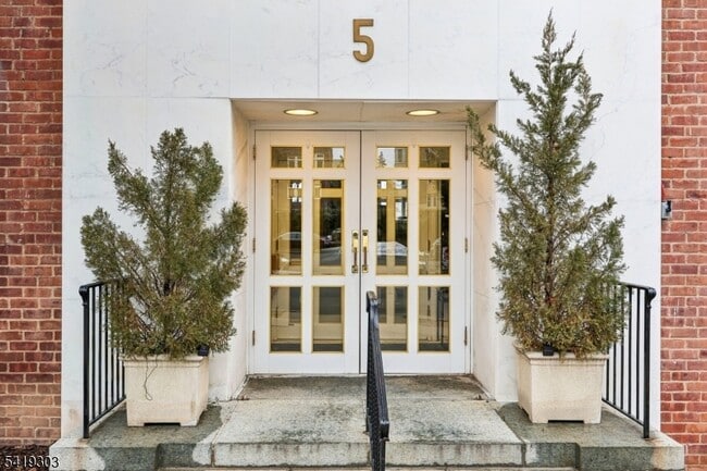 5 Roosevelt Pl in Montclair, NJ - Building Photo - Building Photo