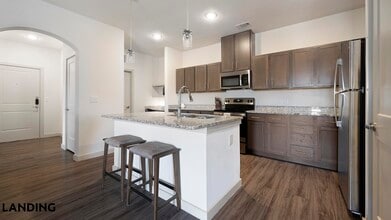 2825 Main St in Buda, TX - Foto de edificio - Building Photo