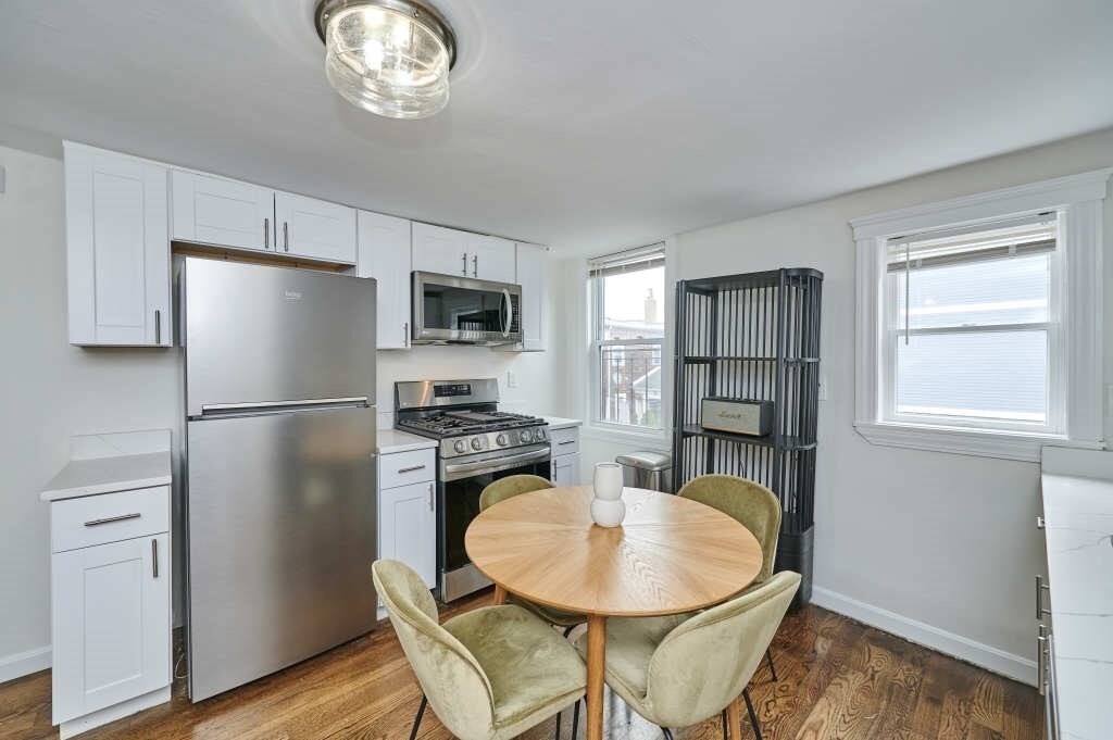 247 E St, Unit 2 BED VERY CLEANNN in Boston, MA - Building Photo