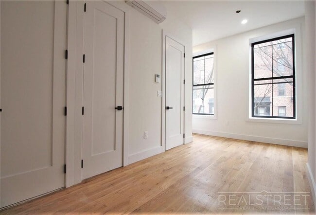 Stunning Modern Studio w Full Amenities, Unit 2F in Brooklyn, NY - Foto de edificio - Building Photo