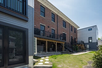 16 Pierce St, Unit Apt #2 in Dover, NH - Foto de edificio - Building Photo