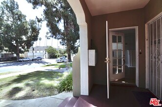 2021 N Vermont Ave in Los Angeles, CA - Building Photo - Building Photo