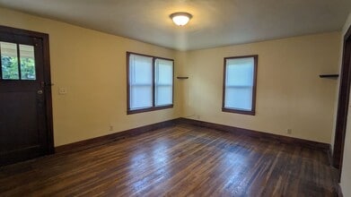 904 E Locust St in Bolivar, MO - Building Photo - Building Photo