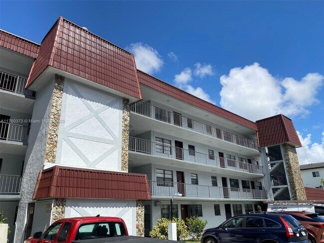 1335 W 68th St in Hialeah, FL - Building Photo - Building Photo
