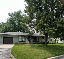 541 N 109th St in Wauwatosa, WI - Building Photo