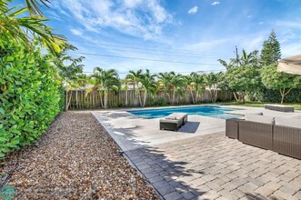 5320 SW 8th St in Plantation, FL - Foto de edificio - Building Photo