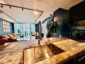1800 N Bayshore Dr in Miami, FL - Building Photo - Building Photo