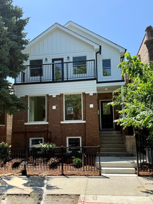 property at 3025 W Ainslie St