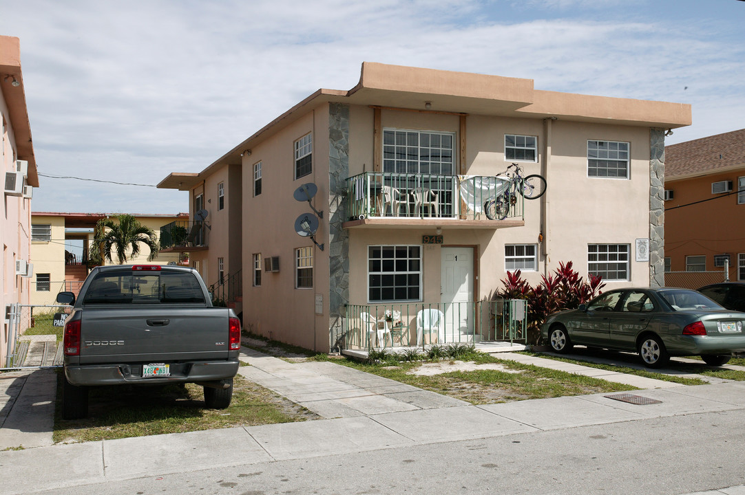 945 W 23rd St in Hialeah, FL - Foto de edificio