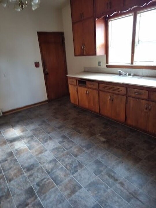 1914 S 10th St in Milwaukee, WI - Building Photo