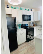 154 147th Ave, Unit A in Madeira Beach, FL - Foto de edificio - Building Photo