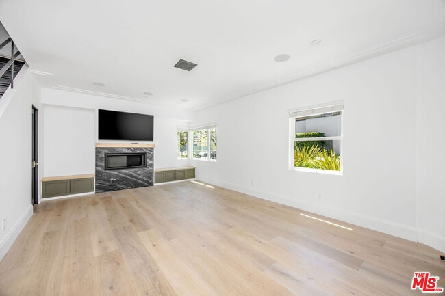 107 Flores St in Los Angeles, CA - Building Photo - Building Photo