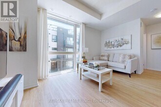32 Fieldway Rd in Toronto, ON - Building Photo - Building Photo