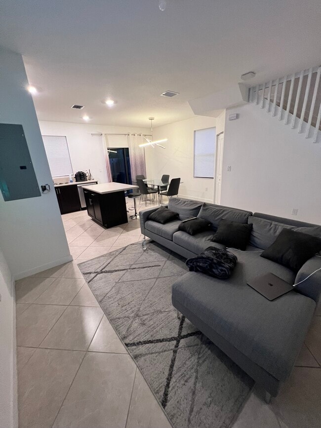 570 NE 207th St in Miami, FL - Building Photo - Building Photo