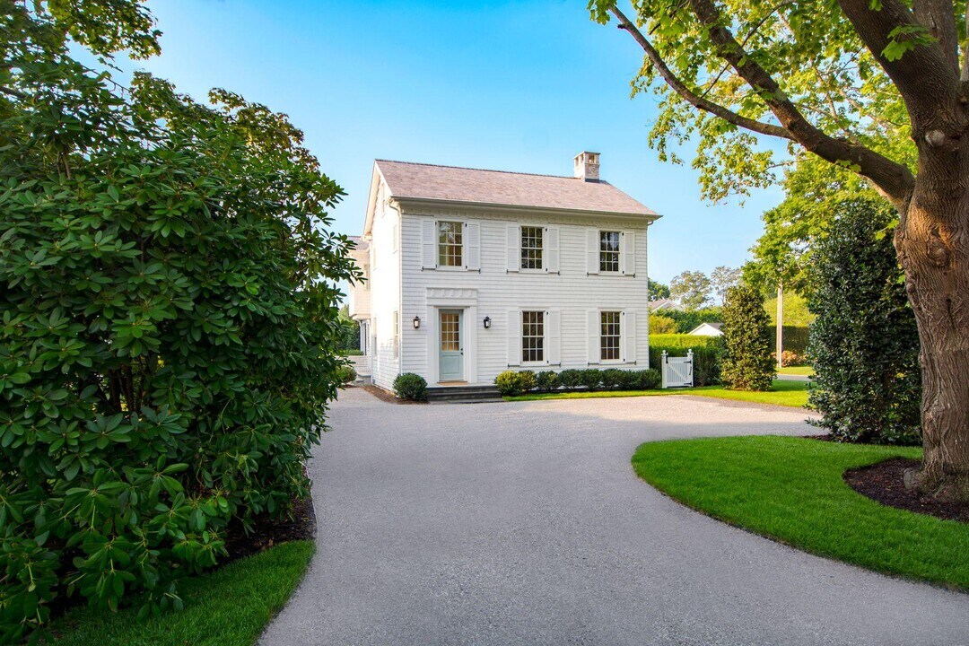 70 S Hill St in Southampton, NY - Building Photo