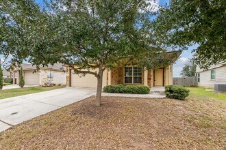582 Briggs Dr in New Braunfels, TX - Building Photo - Building Photo