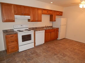 3714 SW 29th Terrace, Unit 25 East in Topeka, KS - Foto de edificio - Building Photo