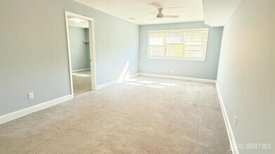 396 College Dr in Edison, NJ - Building Photo - Building Photo