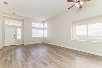 8136 Tone St in Las Vegas, NV - Foto de edificio - Building Photo