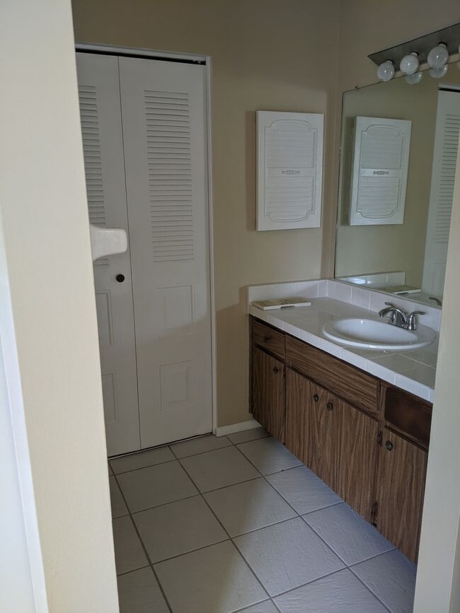 1001 Abada Ct NE in Palm Bay, FL - Building Photo - Building Photo