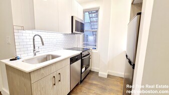 111 Park Dr in Boston, MA - Building Photo