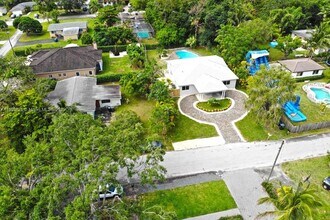 6634 SW 76th Terrace in South Miami, FL - Building Photo - Building Photo
