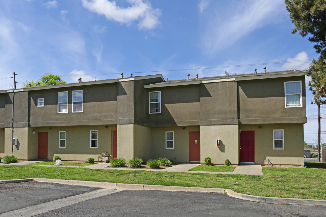 Amberwood Apartments in Hanford, CA - Building Photo