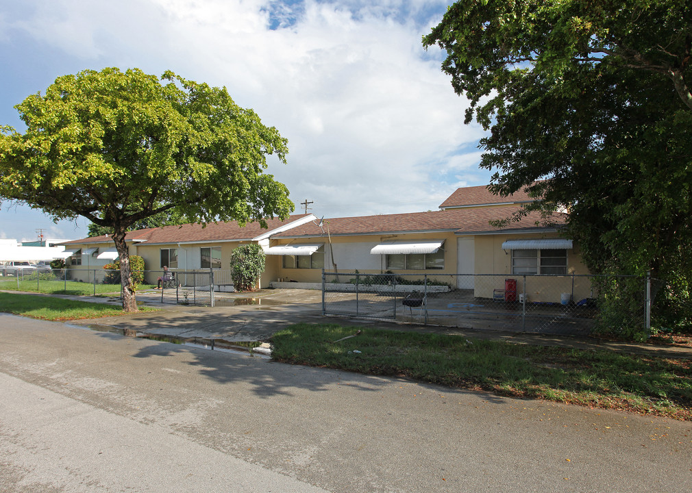 Sheridan Manor in Hollywood, FL - Building Photo