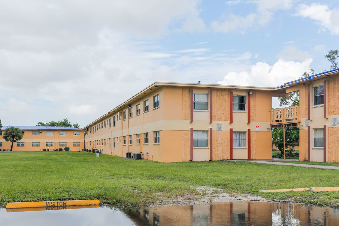 Miami Gardens Apartments in Miami Gardens, FL - Building Photo