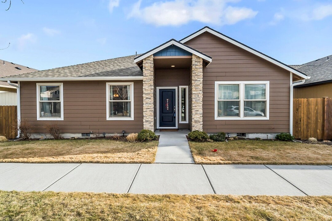 21285 SE Daylily Ave in Bend, OR - Building Photo