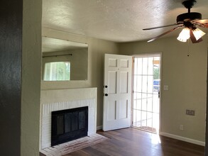 4125 E Brentwood Ave in Fresno, CA - Foto de edificio - Building Photo