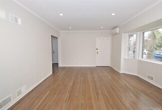 75-03 197th St, Unit 1 in Queens, NY - Foto de edificio - Building Photo