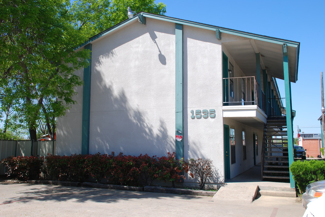 La Laguna Apartments in Dallas, TX - Building Photo